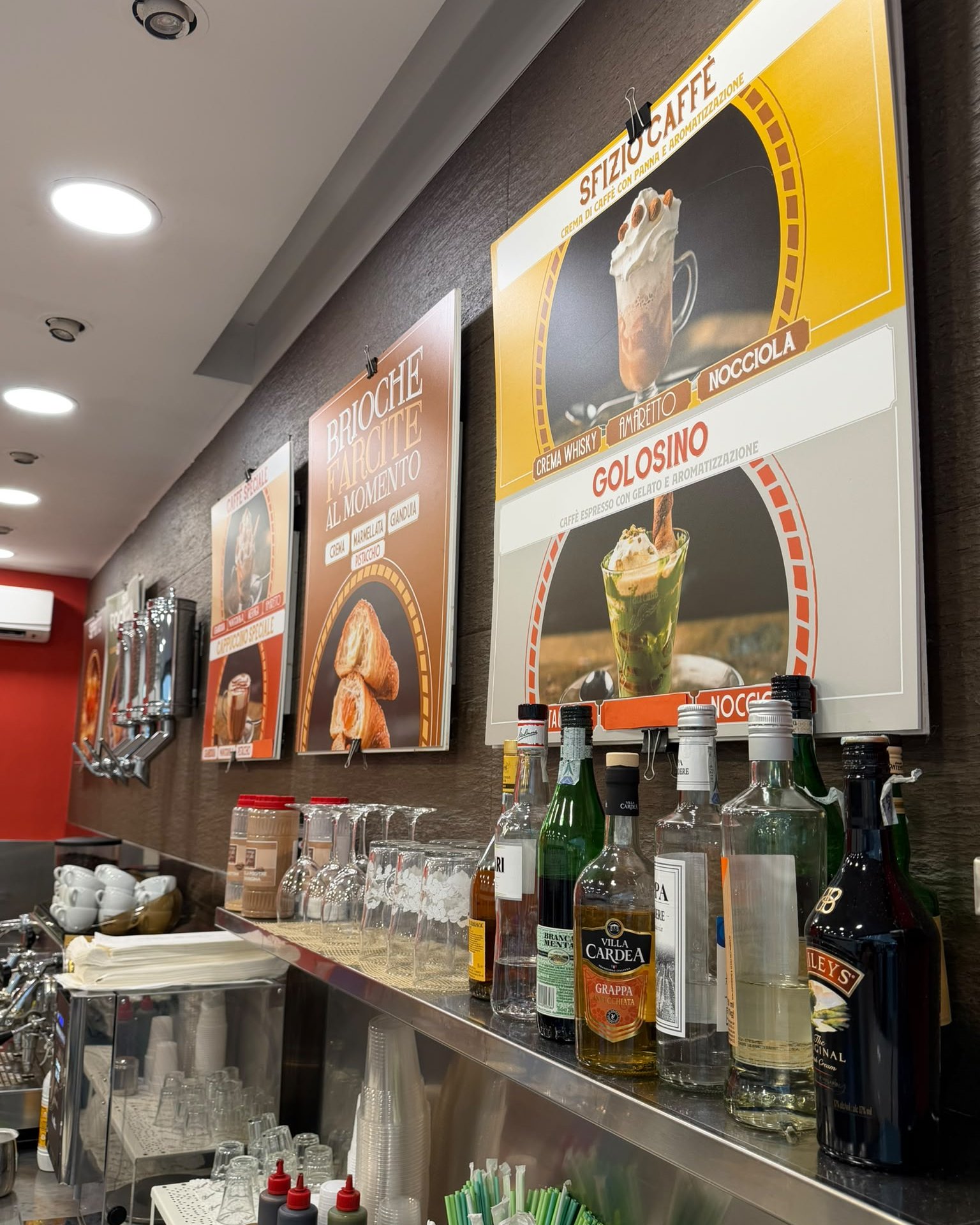 Bancone della caffetteria La Bottega del Caffè con le insegne delle proposte al caffè a Mantova