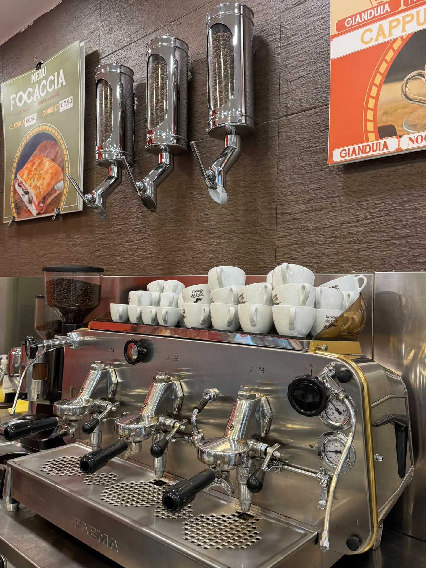 Macchina espresso professionale e tazzine alla caffetteria La Bottega del Caffè a Mantova