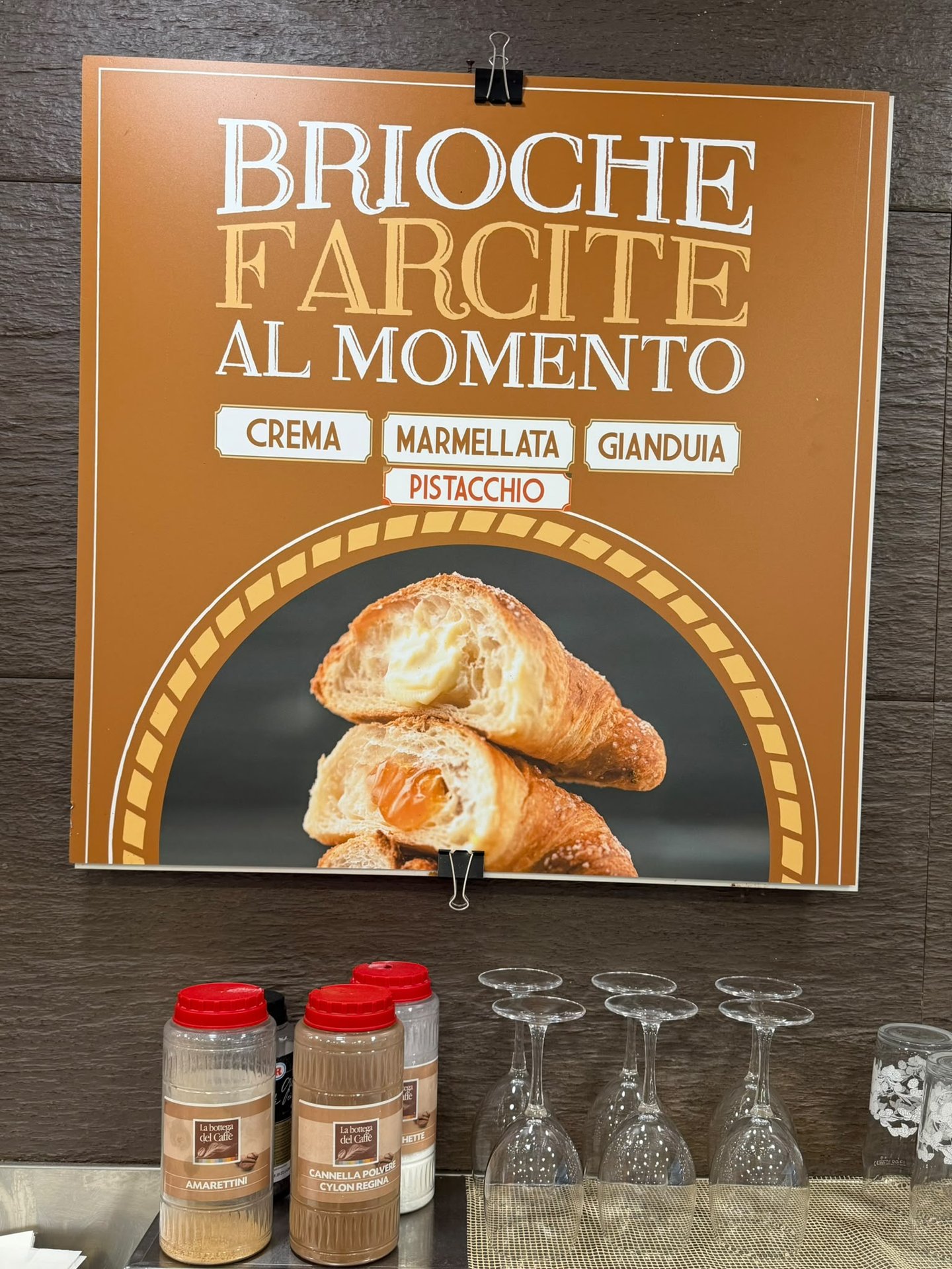 Insegna delle brioche farcite al momento al bar caffetteria di Mantova
