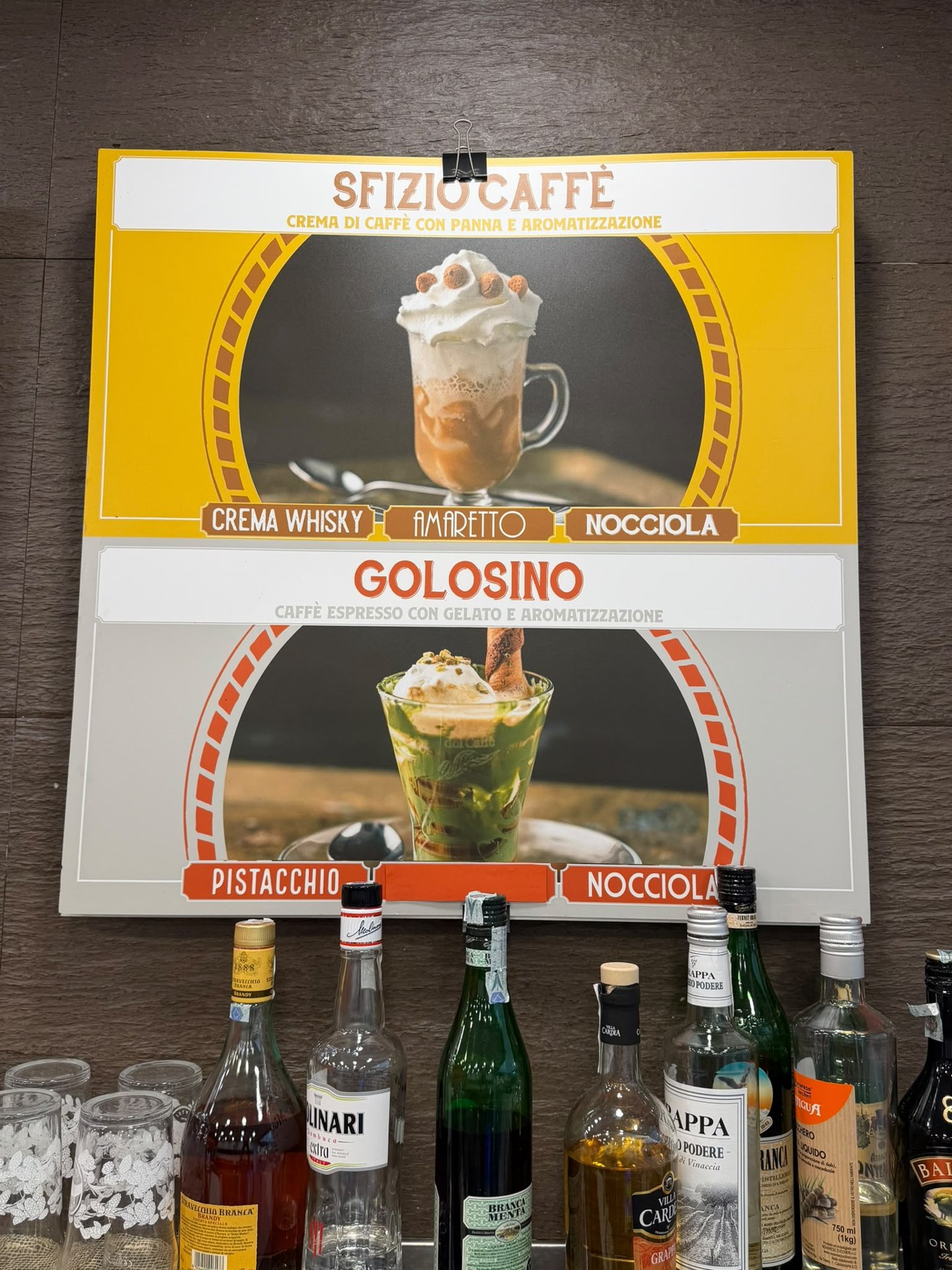 Insegna dello sfizio caffè e del golosino con espresso e gelato a Mantova